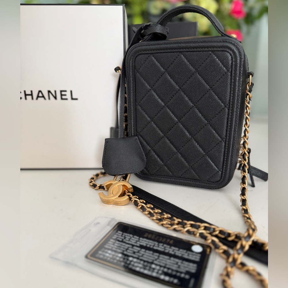 CHANEL Filigree Vertical Vanity Case Quilted Caviar EUC Box 2 COA’s ~ FLASH SALE - Picture 2 of 13